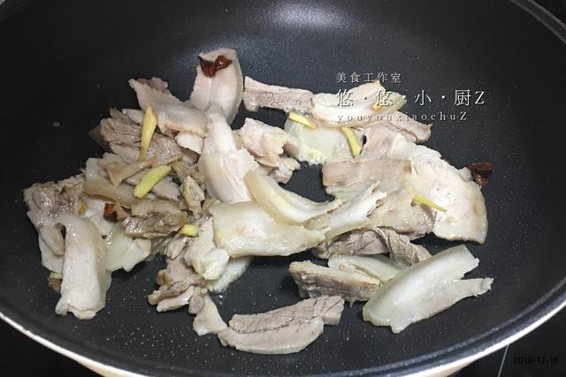 大蒜炒肉怎么炒，大蒜炒肉炒出绿色的汤（老饭骨教你青蒜炒肉片的正确做法）