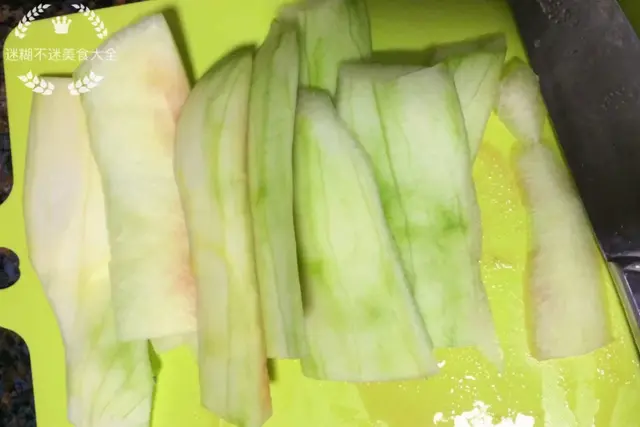 西瓜皮爆炒肉丝的做法，丝瓜炒肉皮窍门（吃着瓜脆肉嫩）