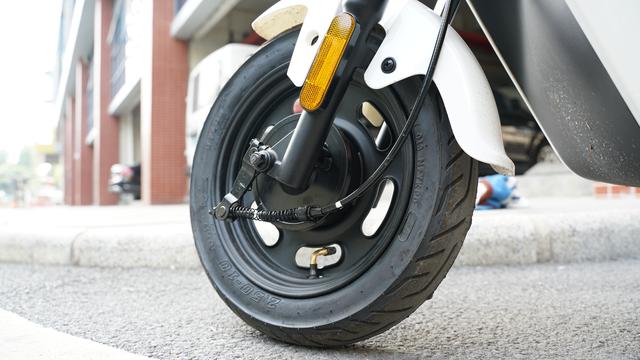 摇摆二轮滑板怎么玩，两轮滑板怎么玩（两千元档也能拥有全能选手）