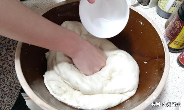 油条怎么做好吃，油条怎么做才筋道又好吃（用酵母、泡打粉都不对）