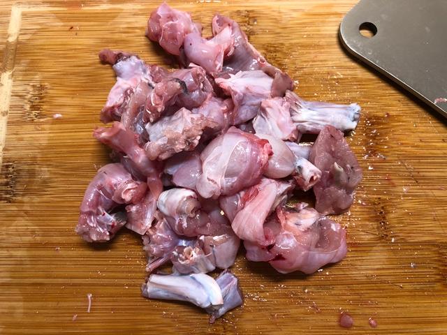 牛蛙皮能吃吗,牛蛙带皮好吃还是不带皮好吃(花了18块钱买回2只牛蛙)