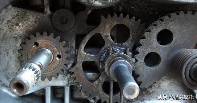 摩托车不打火原因有三，摩托车难启动有哪些原因（摩托车电启动的时候打滑无法启动）