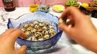 熟鹌鹑蛋怎么炒好吃，圣女果炒鹌鹑蛋（香炒鹌鹑蛋居然如此美味）