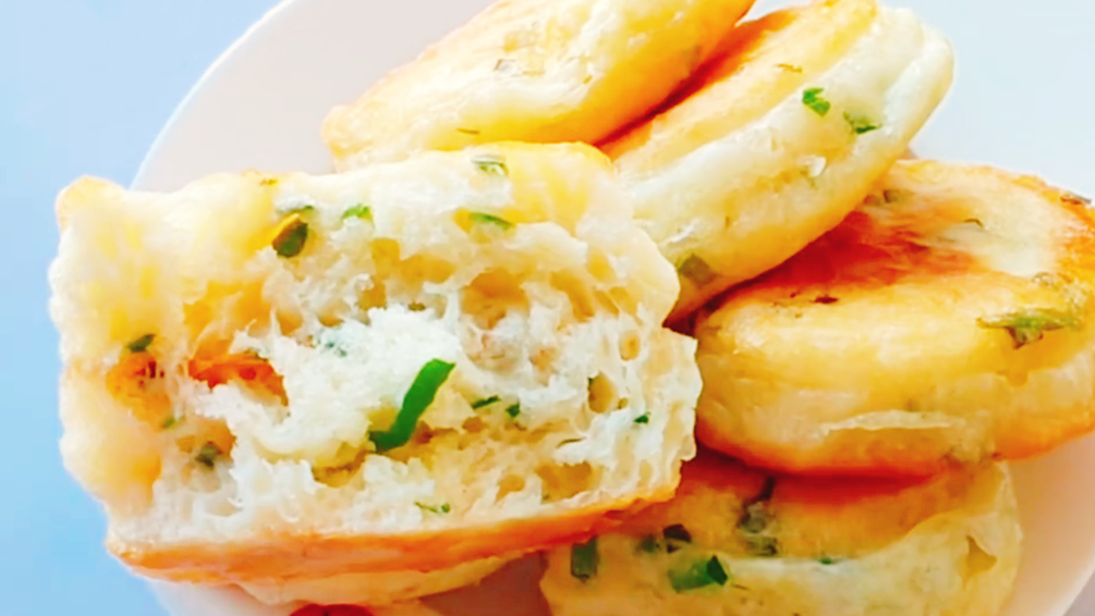 图片[1]-【发面葱花饼】做法步骤图 手不沾面筷子一擀 蓬松暄软凉了也-起舞食谱网