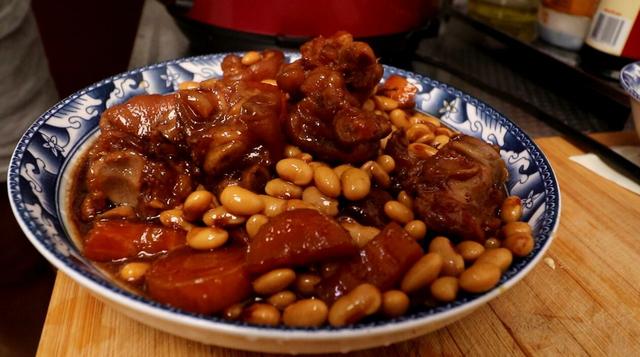 家常炖猪蹄的做法，怎样炖猪蹄才好吃又简单（第一步焯水就错了）