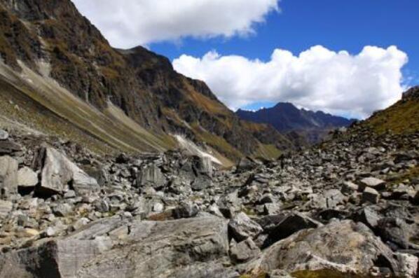 唐山大地震死亡人数，唐山大地震是哪一年一共死了多少人（第六死亡人数最多）