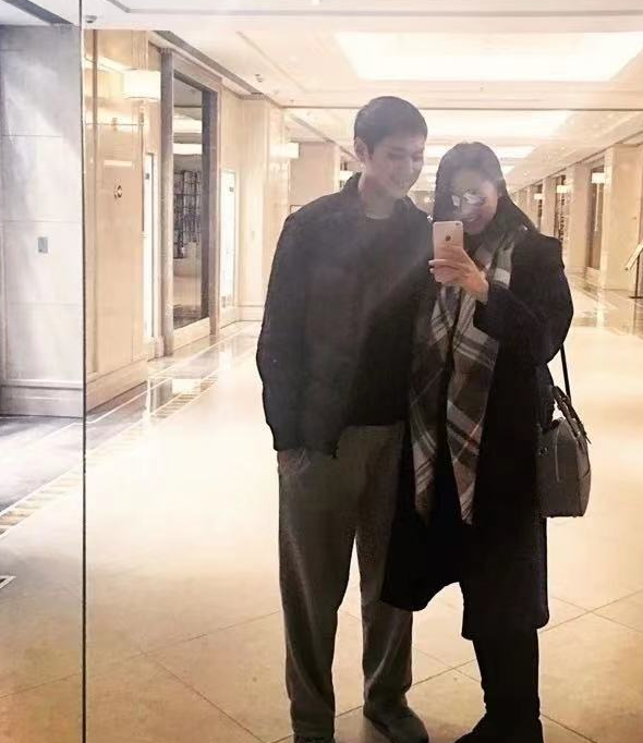 张梓琳罕晒全家福，挺孕肚与老公聂磊相拥，大赞他是好伴侣好父亲