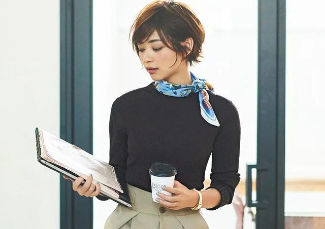 丝巾的各种围法，女人一定要学！（一条小方巾=50种系法）