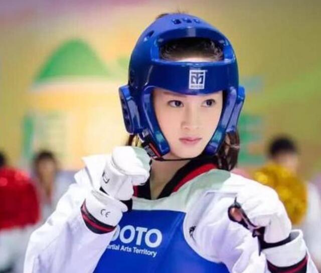 旋风少女戚百草努力的样子，毫不起眼的小配角却红到发紫.还记得她们吗