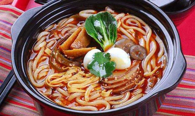 过桥米线的由来，过桥米线的由来是什么（米线口感是关键汤汁酱料更是灵魂）