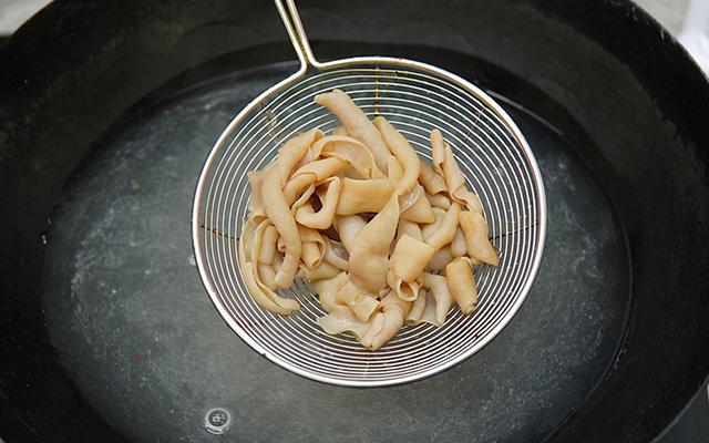 鸭血粉丝汤怎么做，鸭血粉丝汤如何做（上桌连汤汁都喝光）