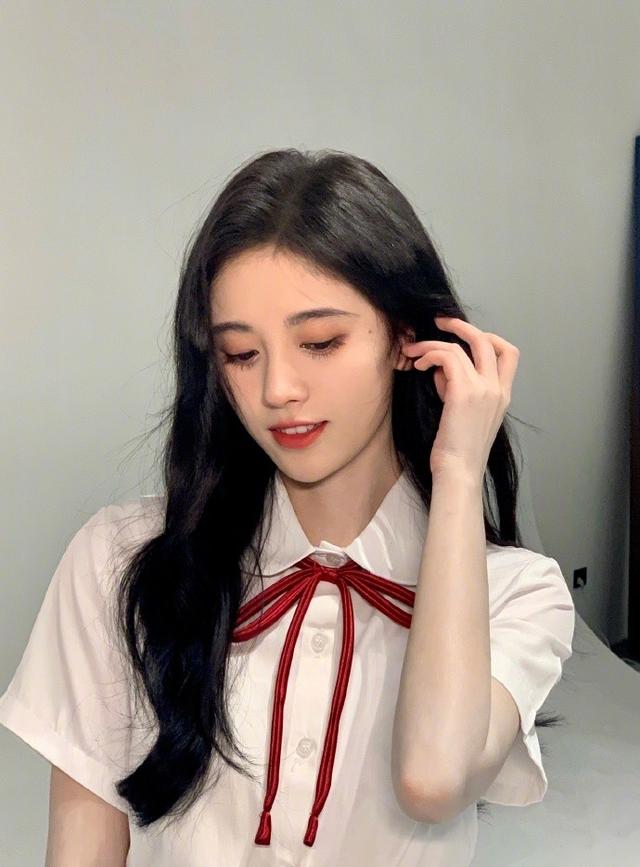 百般红紫斗芳菲的上一句是什么，谁家玉笛暗飞声的下一句（草树知春不久归,百般红紫斗芳菲）