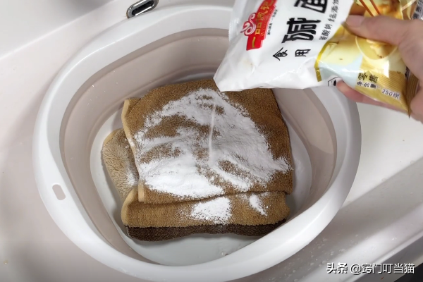 毛巾怎么洗又干净又软去味，生活小妙招毛巾怎么洗又干净又软（毛巾用久了油腻发黄有异味）