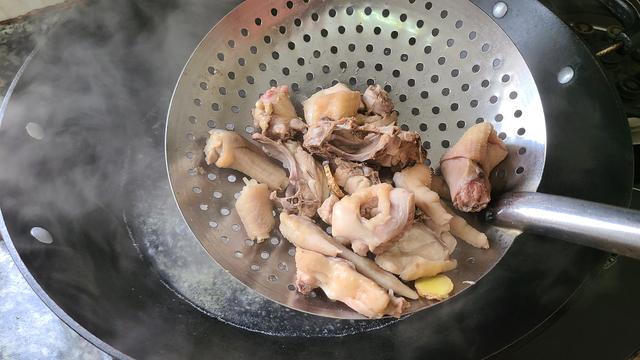 怎么用榴莲肉煲汤，榴莲肉汤的做法大全窍门（广东夏天很常见的一道美食）