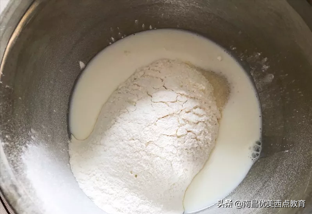 网红咸蛋黄饼干的做法，咸鸭蛋黄饼干（层次分明超级酥脆）