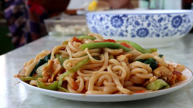 炒拉条子的家常做法，炒拉条怎么做最好吃（味道比饭店里的还好吃）