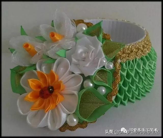 手工小魔盒制作方法，手工小魔盒制作方法步骤（丝带剪一段对折拼一拼）