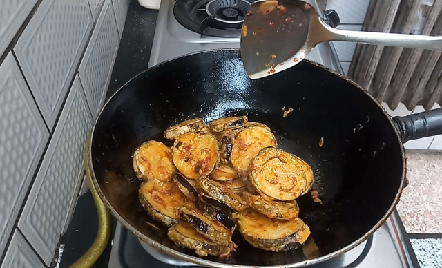 河南面煎茄子的做法，面煎茄子的做法（只需一个茄子就可以搞定一道菜肴）