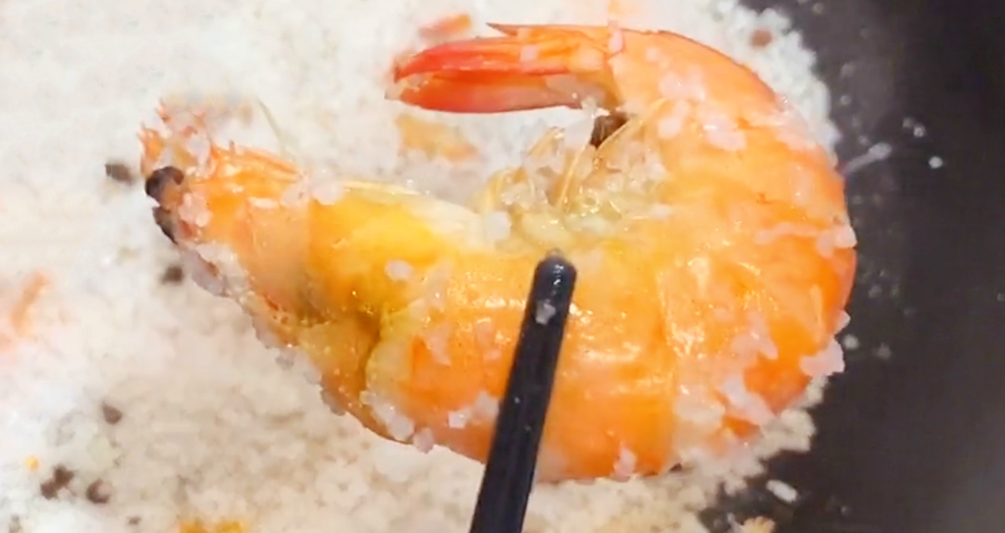 图片[1]-【盐焗大虾】做法步骤图 比饭店还要好吃 新手一看就会-起舞食谱网