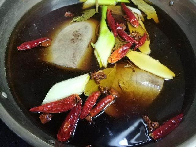 卤猪肝怎么炒，卤猪肝怎么炒好吃法窍门（好吃的关键就在于清洗方法和火候）