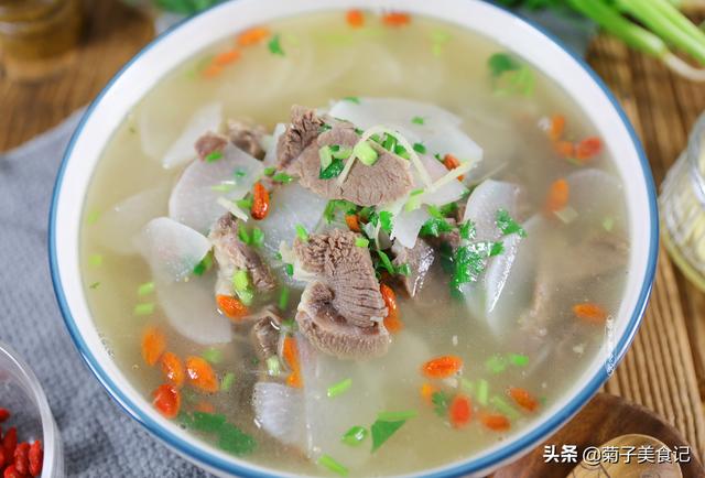 白萝卜正宗炖羊肉汤，搭配白萝卜和枸杞