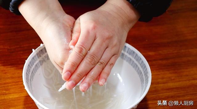 水煮丸子的做法猪肉丸子，丸子汤怎么做好吃又简单（鸡脯肉做丸子吃着太柴）