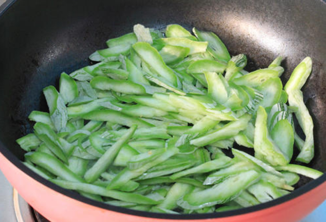 蛇豆的做法，蛇豆的做法大全家常菜蛇豆能和平菇红萝卜一起吃吗（遇见此瓜多买点）