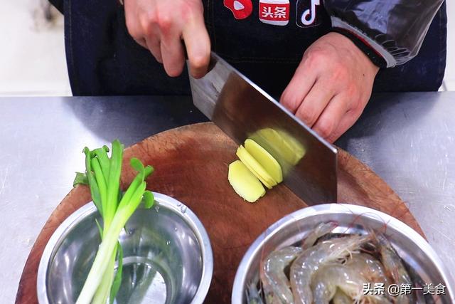 白灼虾要去虾线吗，白灼虾的正确做法怎么去除虾线（虾肉鲜嫩弹滑还不腥）