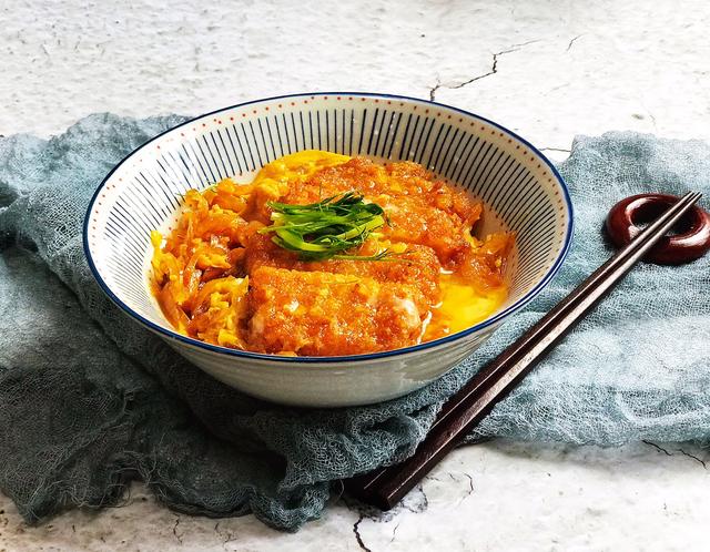 猪排盖饭怎么做，猪排盖饭怎么做好吃又简单（好吃到没话说的猪排盖浇饭）