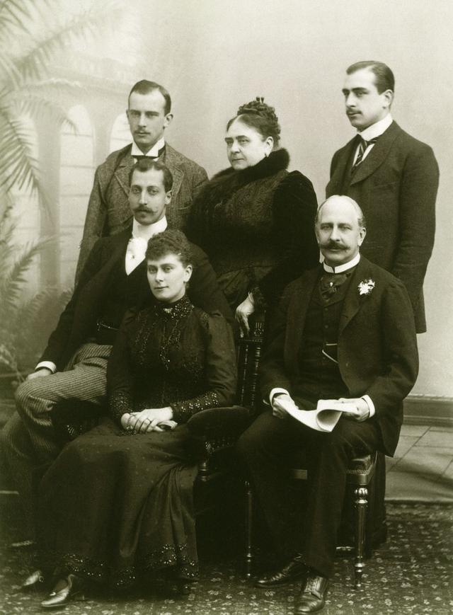 绿宝石项链的寓意，绿宝石戒指寓意（女王厚此薄彼爱它不爱它）