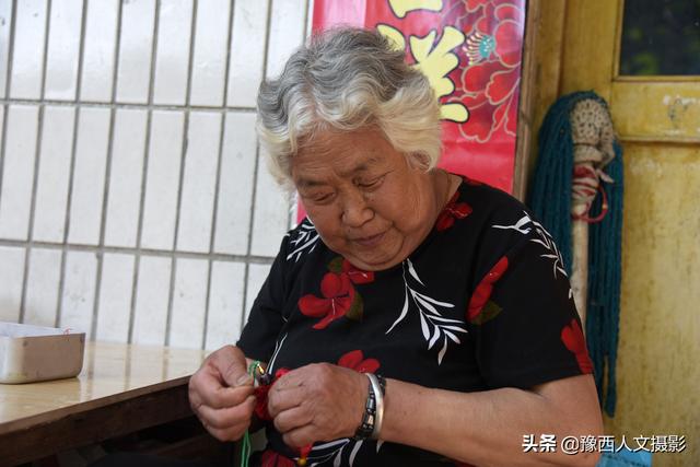 如何手工缝制香包，如何手工缝制香包视频（12块布头缝制传统香包）