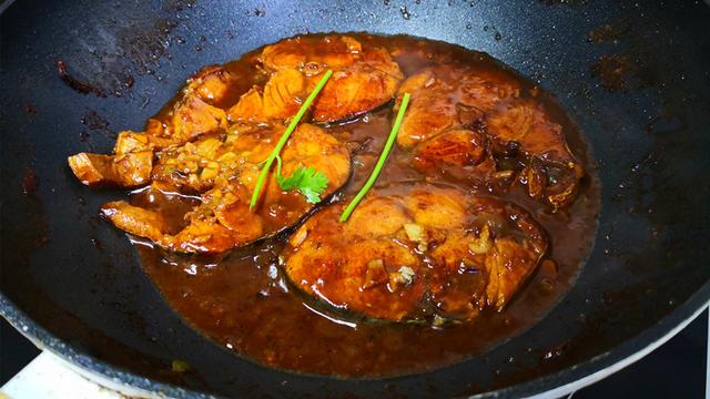 鲅鱼怎么做好吃又简单，红烧鲅鱼怎么做好吃又简单（鱼肉鲜嫩不腥气）