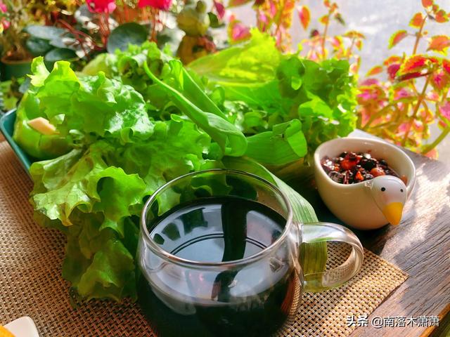 青椒炒鸡架的家常做法，青椒炒鸡架怎么做好吃（去市场两块五买了一个生鸡架）