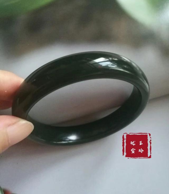 什么玉镯最好，什么玉镯最好有灵性养人（如何选择一款合适自己的玉手镯———玉手镯选择“五步法”）