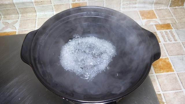 砂锅第一次用需要怎么处理，陶瓷砂锅第一次用需要怎么处理（再好的砂锅也易开裂）