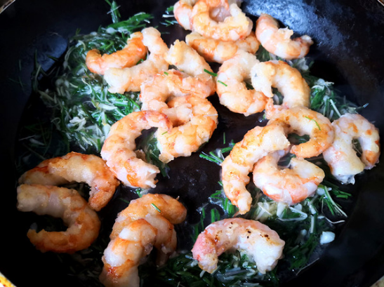 大蒜炒虾仁的家常做法，大蒜虾仁的做法大全（蒜香糖醋虾仁这个做法太好吃了）