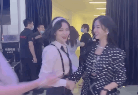 火箭少女101吴宣仪图片   只为你打call，火箭少女101吴宣仪是什么担当（虞书欣在后台偶遇吴宣仪）