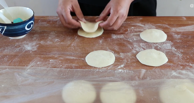 烙春饼怎么和面，馅饼面怎么和面（学会这个和面配方：做出家常饼）