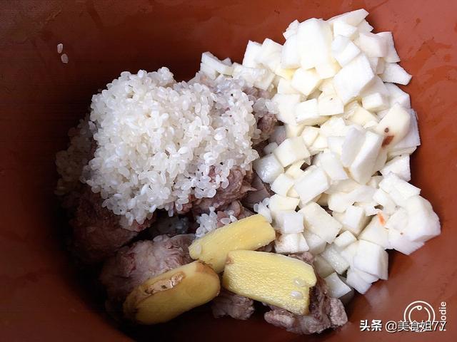玉米排骨粥的家常做法，排骨玉米粥怎么做好吃窍门（家人脾胃不好要常吃）