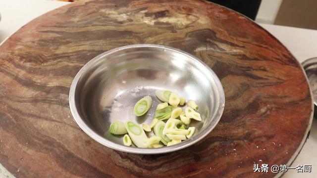 芹菜炒香干的做法，芹菜炒香干的做法的手抄报（上桌比荤菜更受欢迎）