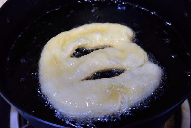 炸油饼面怎么和，炸油饼怎么和面（20年老店的炸油饼配方）