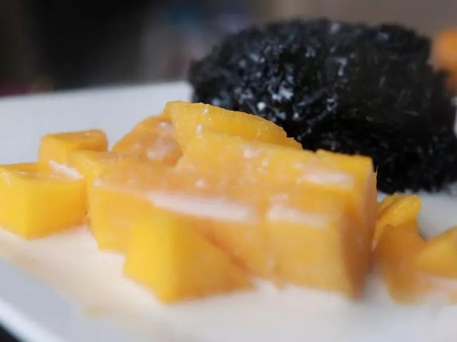 可乐能不能泡在米饭里一块吃，可乐可以泡米饭吗（却喜欢用可乐瓶盛的乌米汁来做饭）