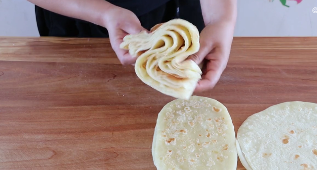 烙春饼怎么和面，馅饼面怎么和面（学会这个和面配方：做出家常饼）