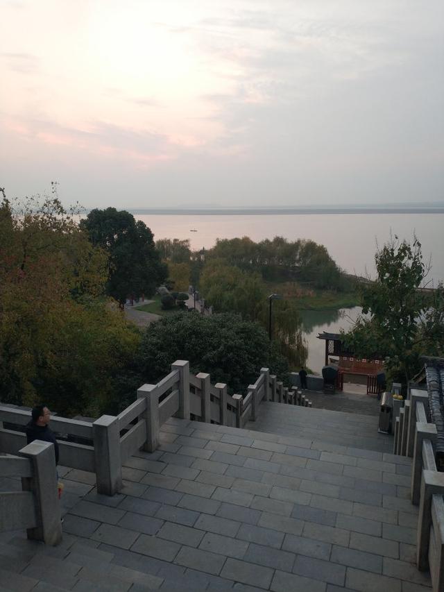 巴陵广场的雕塑是什么，巴陵广场主要景观（夕阳洞庭畔）