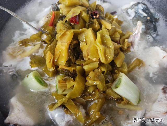 鲤鱼可以做酸菜鱼吗，酸菜鲤鱼的做法和步骤（饭店的酸菜鱼为啥好吃）