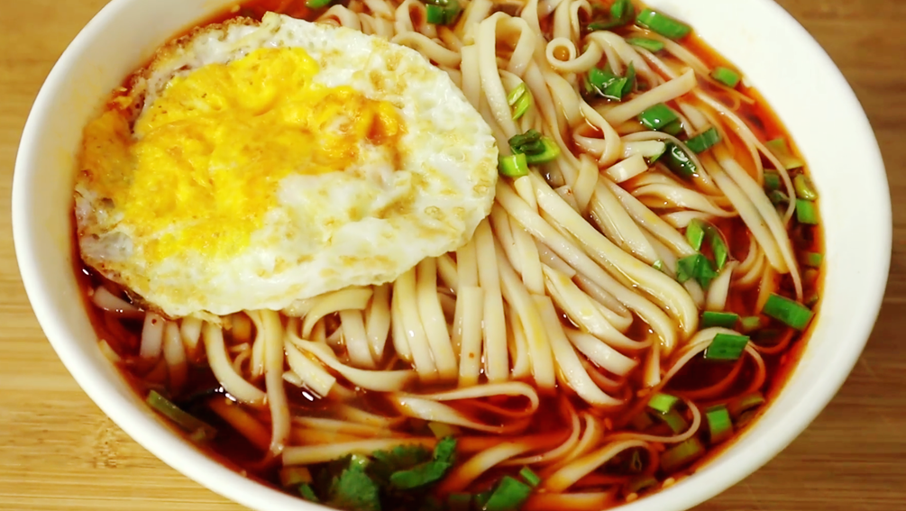 【酸辣鸡蛋面条】做法步骤图 营养美味 5分钟搞定全家人早餐-起舞食谱网