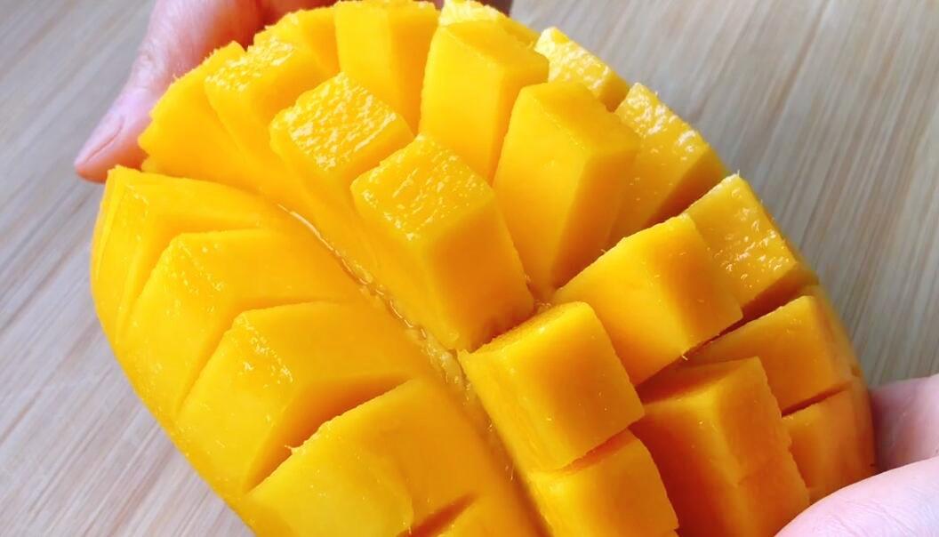 图片[2]-3种切芒果的方法 优雅吃光一个大芒果-起舞食谱网