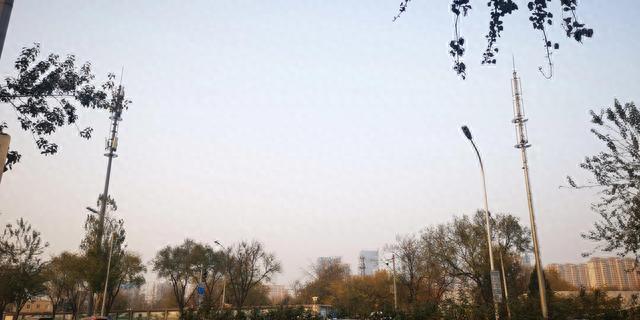夏家胡同路边竖立的这两个铁杆，看似普通，其实不寻常