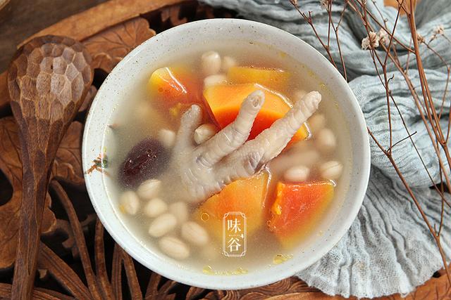 木瓜煲汤的功效有哪些，木瓜煲汤的功效有哪些禁忌（夏天遇到这瓜别手软）