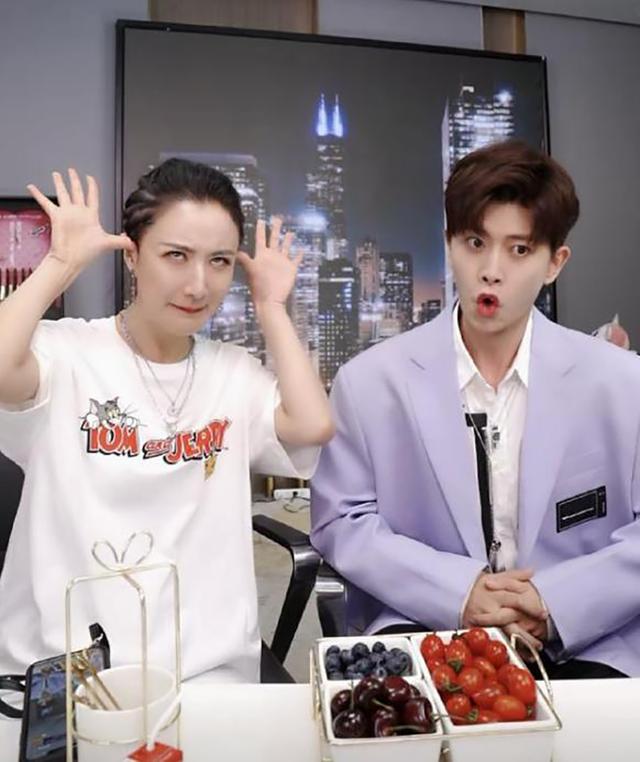 炒年糕小哥走红，炒年糕小哥暴红背后生意经（新晋荔枝大使薇娅直播间）